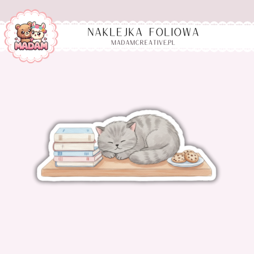 Naklejka foliowa kotek śpiący na książkach MaDam Creative