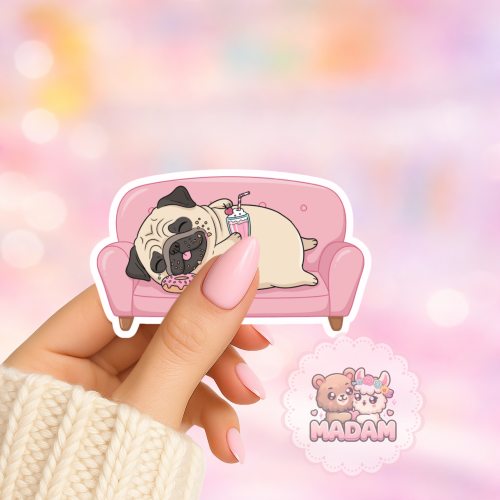 Naklejka foliowa śpiący mops na kanapie MaDam Creative