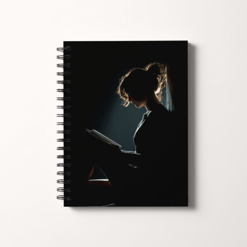 Notes A5 gładki 80 kartek Dziewczyna w świetle książki MaDam Creative.png
