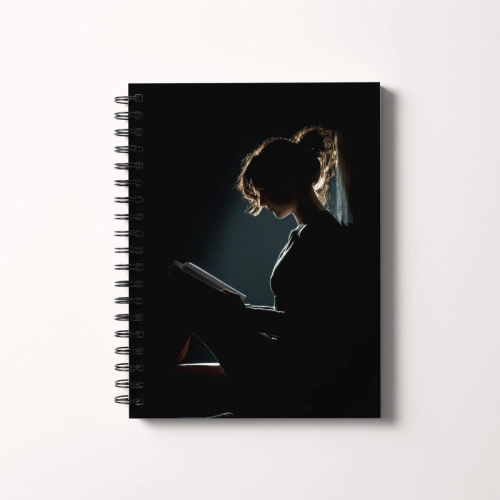 Notes A5 gładki 80 kartek Dziewczyna w świetle książki MaDam Creative.png