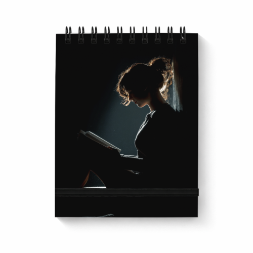 Dziewczyna w świetle książki MaDam Creative.png